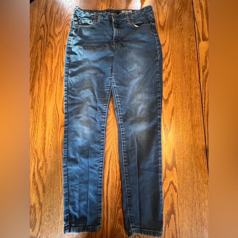 Aeropostale juniors size 6 jeans.